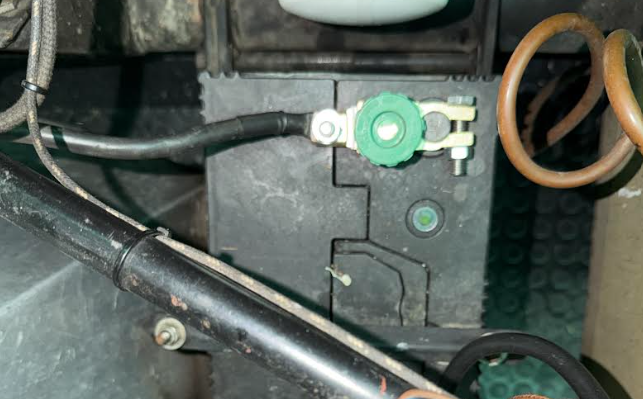 AC Aceca battery with the positive terminal connected to the chassis, confirming a positive-earth system